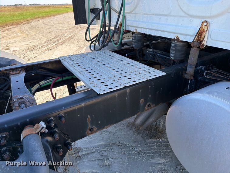 image for item FJ2034 2012 Freightliner Cascadia semi truck