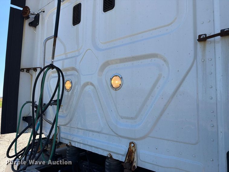 image for item FJ2034 2012 Freightliner Cascadia semi truck