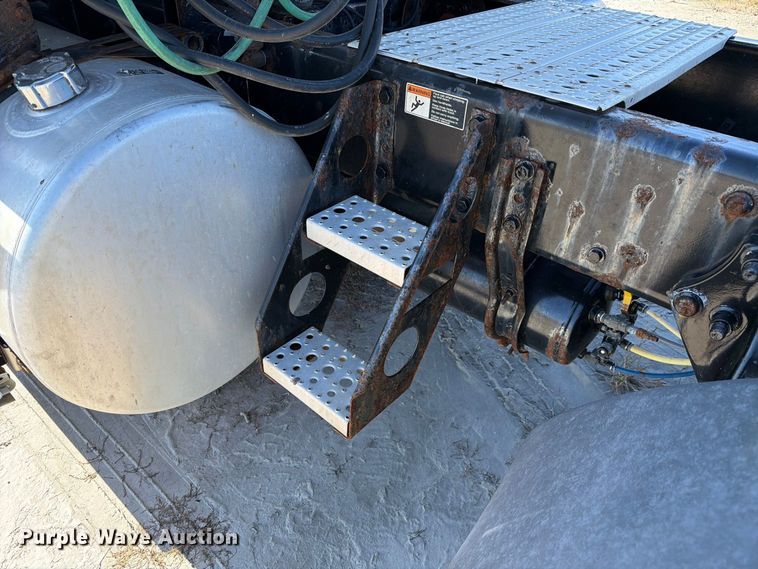 image for item FJ2034 2012 Freightliner Cascadia semi truck