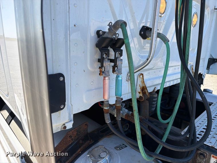 image for item FJ2034 2012 Freightliner Cascadia semi truck
