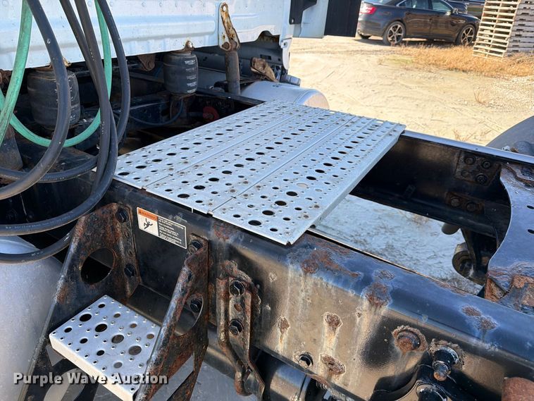 image for item FJ2034 2012 Freightliner Cascadia semi truck