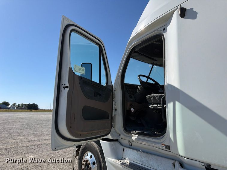 image for item FJ2034 2012 Freightliner Cascadia semi truck