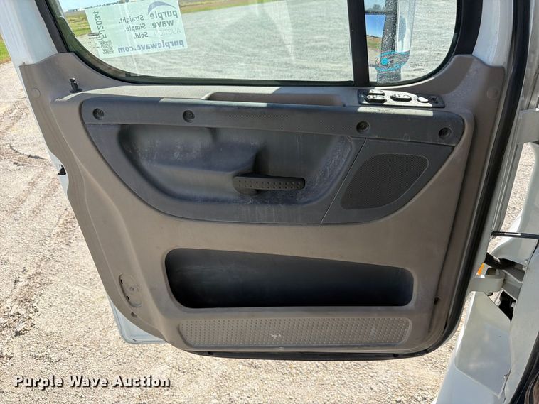 image for item FJ2034 2012 Freightliner Cascadia semi truck