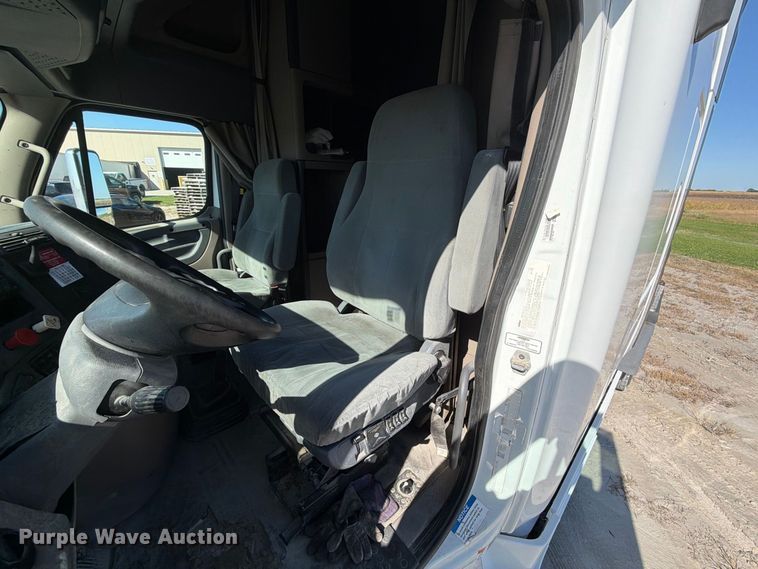 image for item FJ2034 2012 Freightliner Cascadia semi truck