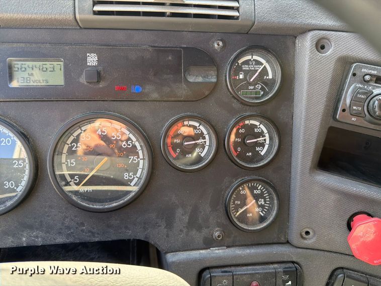 image for item FJ2034 2012 Freightliner Cascadia semi truck