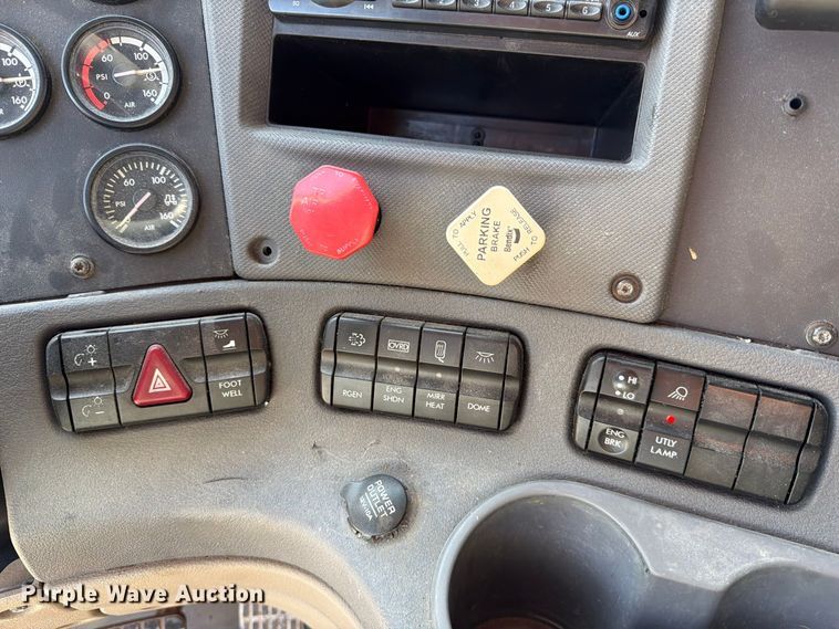 image for item FJ2034 2012 Freightliner Cascadia semi truck
