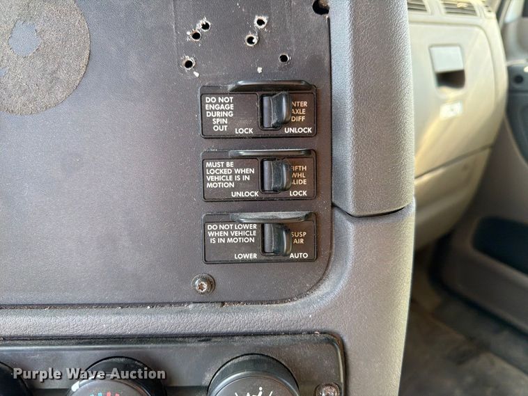 image for item FJ2034 2012 Freightliner Cascadia semi truck