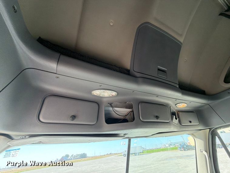 image for item FJ2034 2012 Freightliner Cascadia semi truck