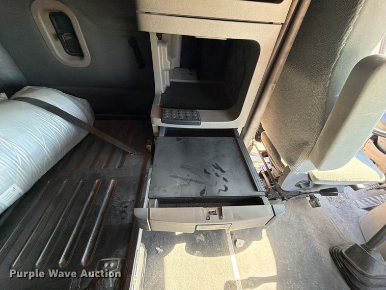image for item FJ2034 2012 Freightliner Cascadia semi truck
