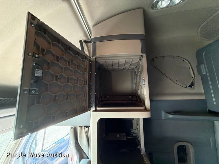 image for item FJ2034 2012 Freightliner Cascadia semi truck