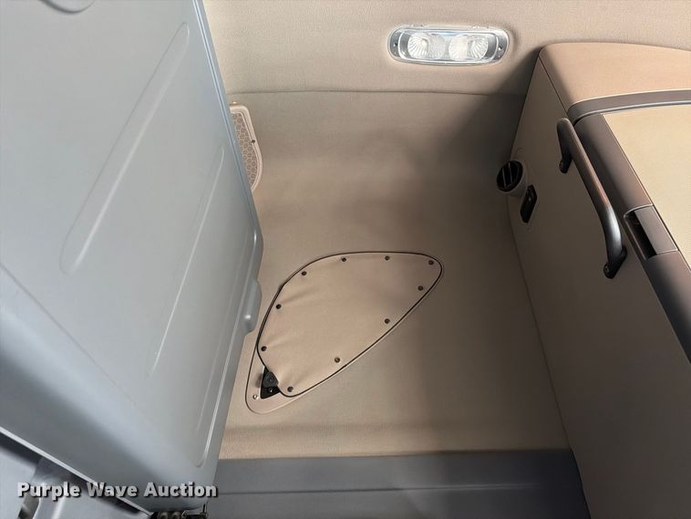 image for item FJ2034 2012 Freightliner Cascadia semi truck