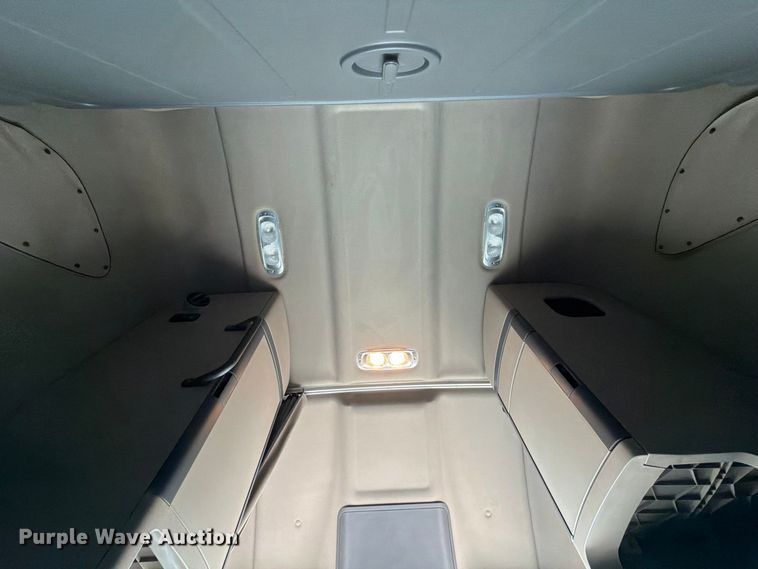 image for item FJ2034 2012 Freightliner Cascadia semi truck