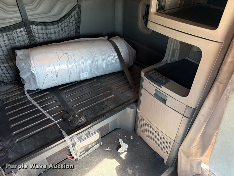image for item FJ2034 2012 Freightliner Cascadia semi truck