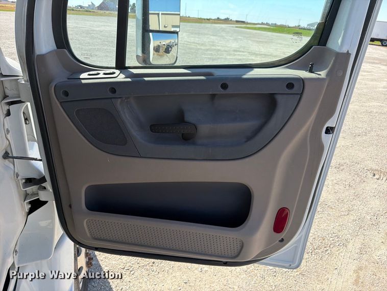 image for item FJ2034 2012 Freightliner Cascadia semi truck