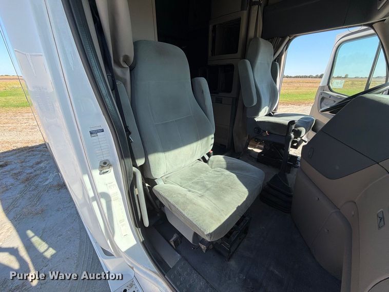 image for item FJ2034 2012 Freightliner Cascadia semi truck
