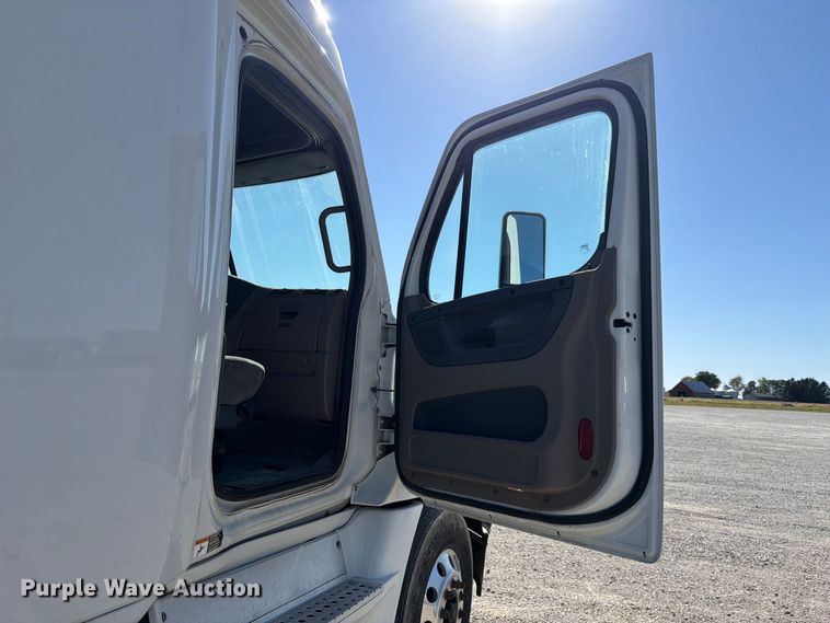 image for item FJ2034 2012 Freightliner Cascadia semi truck