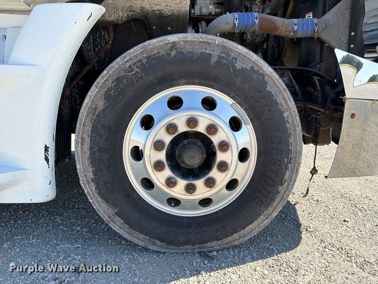 image for item FJ2034 2012 Freightliner Cascadia semi truck