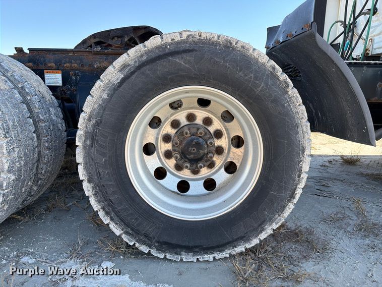 image for item FJ2034 2012 Freightliner Cascadia semi truck