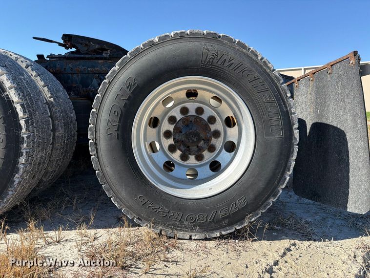 image for item FJ2034 2012 Freightliner Cascadia semi truck
