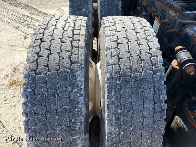 image for item FJ2034 2012 Freightliner Cascadia semi truck