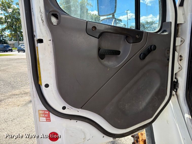 image for item FK2172 2003 Freightliner Business Class M2 box truck