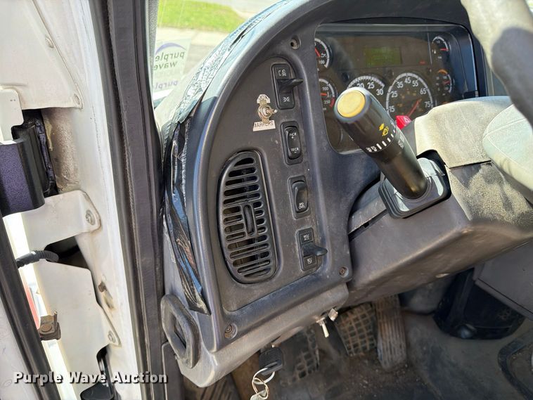 image for item FK2172 2003 Freightliner Business Class M2 box truck