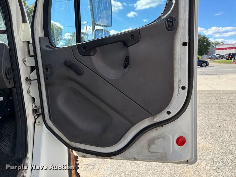 image for item FK2172 2003 Freightliner Business Class M2 box truck