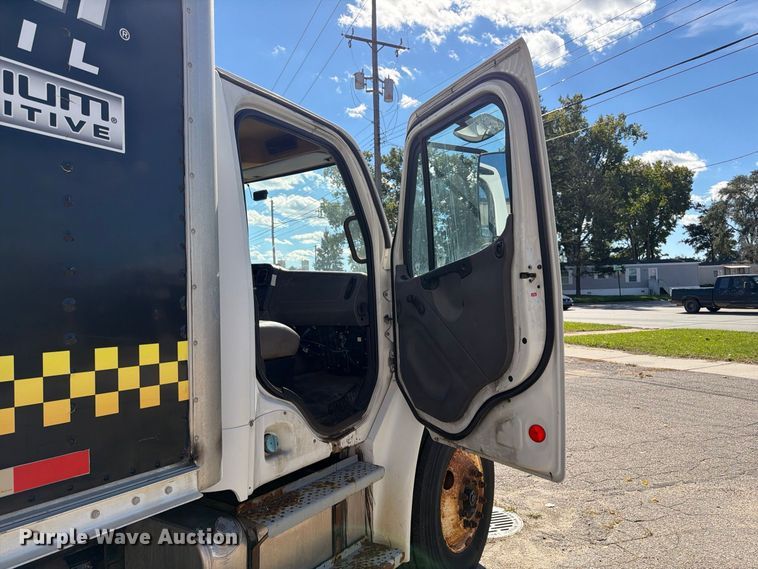 image for item FK2172 2003 Freightliner Business Class M2 box truck