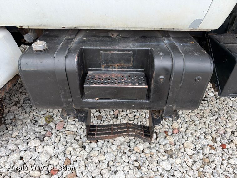 image for item FK3814 2000 Ford F750 flatbed truck