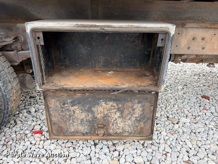image for item FK3814 2000 Ford F750 flatbed truck