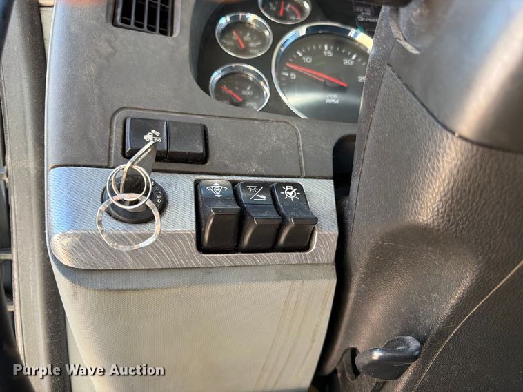 image for item FK3866 2018 Kenworth T680 semi truck