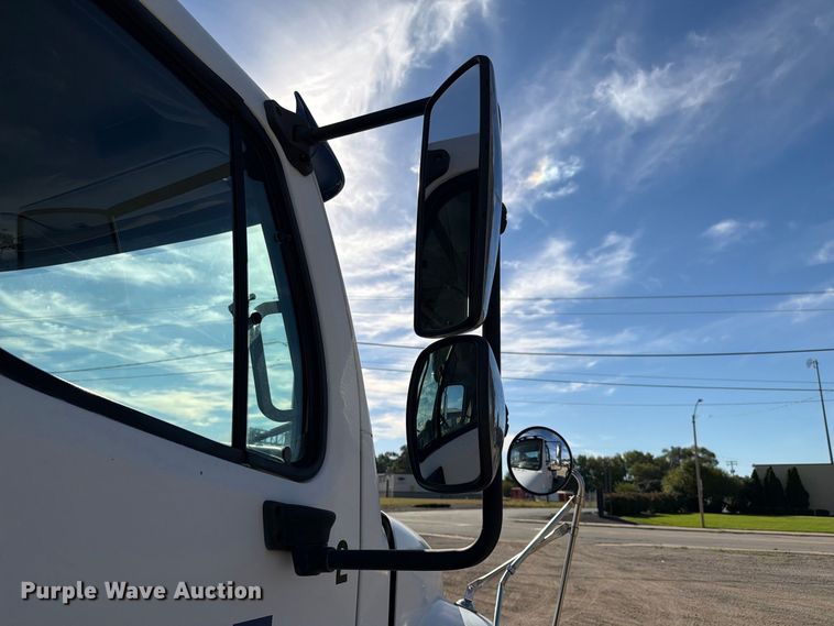 image for item FK4181 2006 Freightliner Business Class M2 semi truck