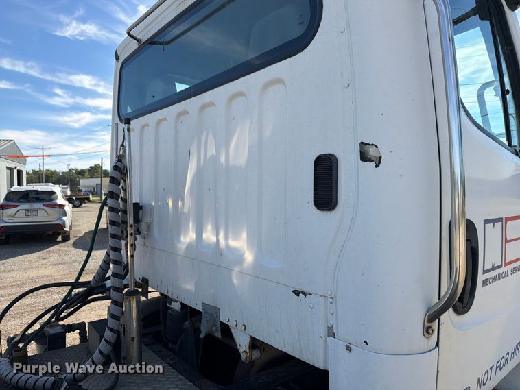 image for item FK4181 2006 Freightliner Business Class M2 semi truck