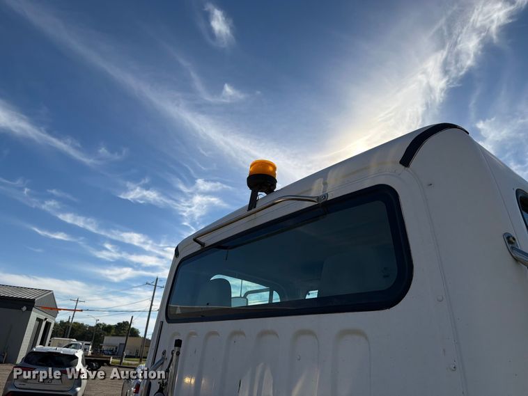 image for item FK4181 2006 Freightliner Business Class M2 semi truck