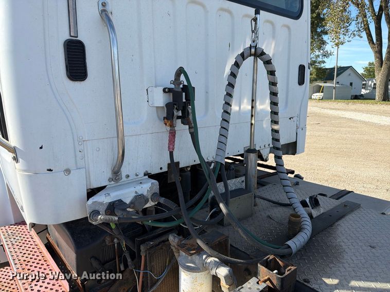 image for item FK4181 2006 Freightliner Business Class M2 semi truck