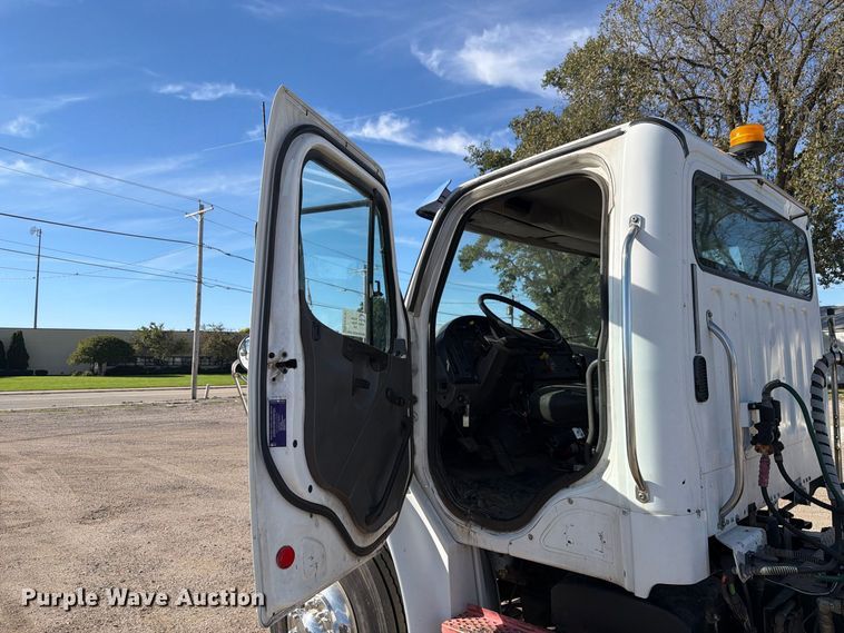 image for item FK4181 2006 Freightliner Business Class M2 semi truck