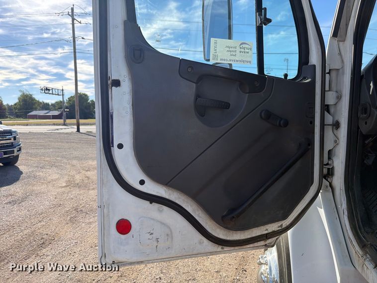 image for item FK4181 2006 Freightliner Business Class M2 semi truck
