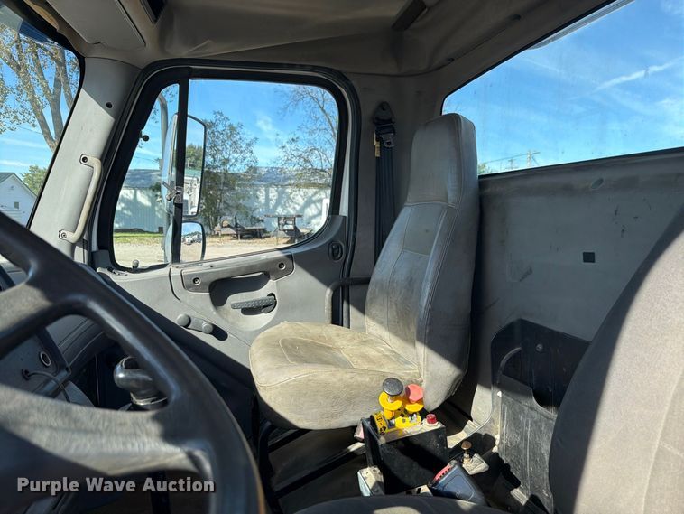 image for item FK4181 2006 Freightliner Business Class M2 semi truck