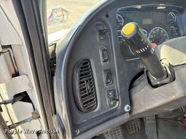 image for item FK4181 2006 Freightliner Business Class M2 semi truck