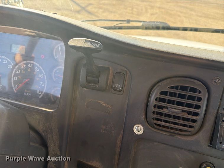 image for item FK4181 2006 Freightliner Business Class M2 semi truck