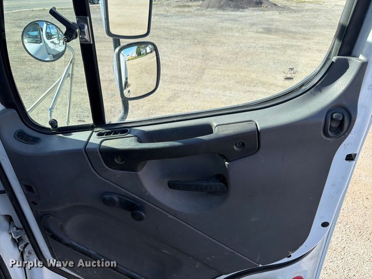 image for item FK4181 2006 Freightliner Business Class M2 semi truck