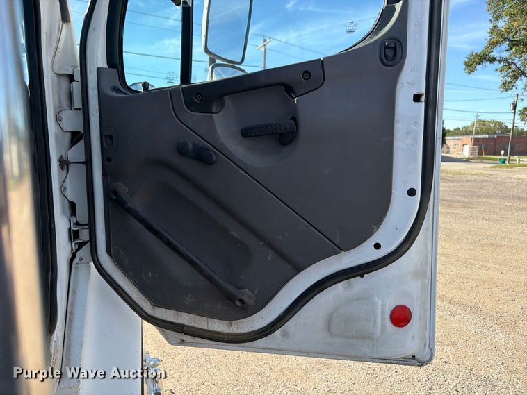 image for item FK4181 2006 Freightliner Business Class M2 semi truck