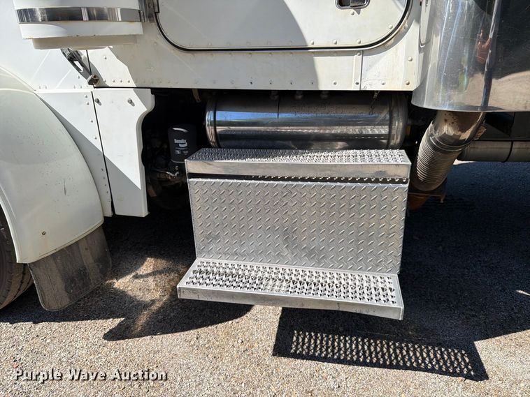 image for item FK4188 2003 Peterbilt 379 semi truck