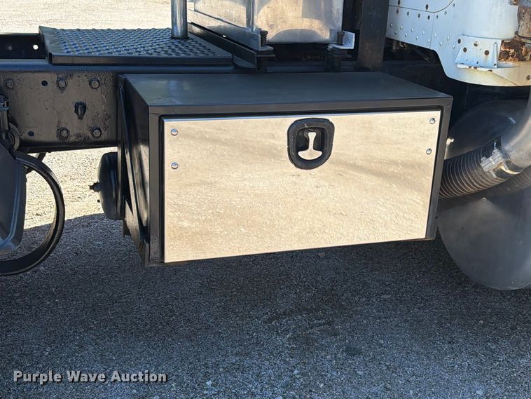 image for item FK4188 2003 Peterbilt 379 semi truck