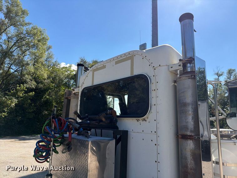 image for item FK4188 2003 Peterbilt 379 semi truck