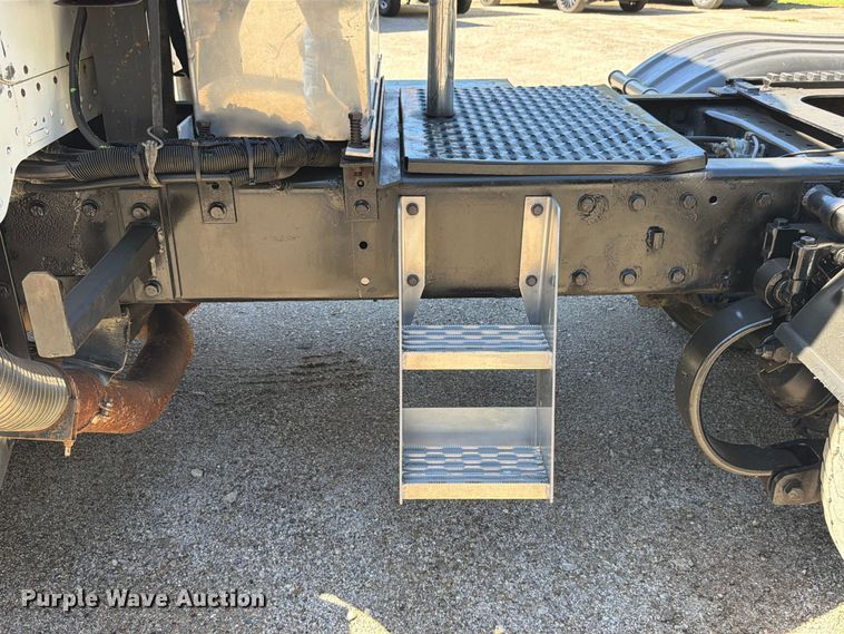image for item FK4188 2003 Peterbilt 379 semi truck