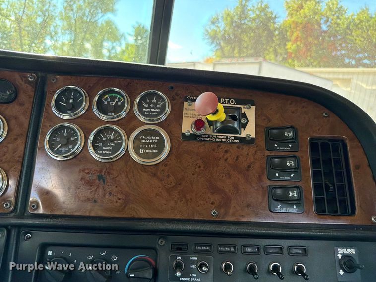 image for item FK4188 2003 Peterbilt 379 semi truck