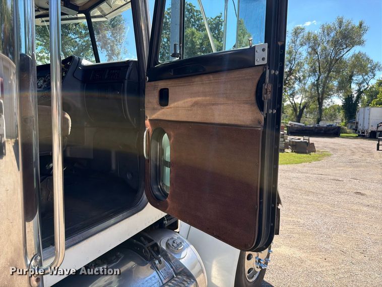 image for item FK4188 2003 Peterbilt 379 semi truck
