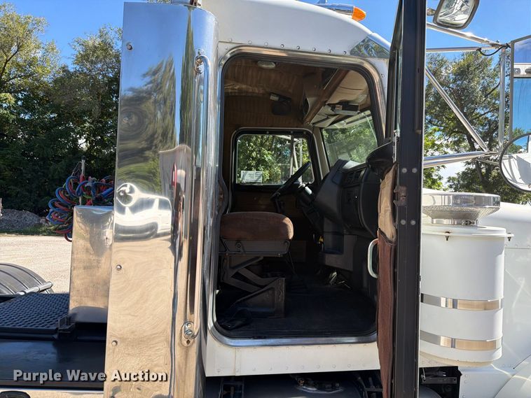 image for item FK4188 2003 Peterbilt 379 semi truck