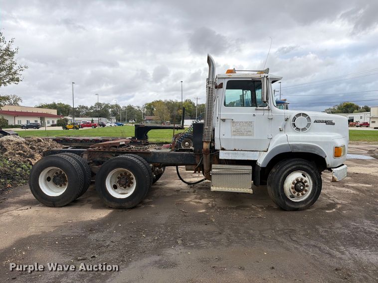 image for item FK4198 1990 Ford L9000 semi truck